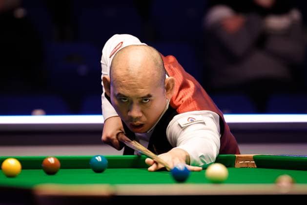 Sport Themen der Woche KW14 Sport Bilder des Tages SHEFFIELD, ENGLAND - APRIL 07: Dechawat Poomjaeng of Thailand plays a shot in the second round match against Matthew Stevens of Wales on day 5 of the Cazoo World Championship, WM, Weltmeisterschaft 2023 Qualifiers at English Institute of on April 7, 2023 in Sheffield, England.  Copyright: xVCGx 111430980623 