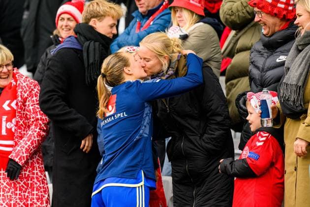 230407 Magdalena Eriksson of Sweden kiss girlfriend Pernille Harder after the womens international friendly football match between Sweden and Denmark on April 7, 2023 in Malmö Photo Ludvig Thunman BILDBYRAN code LT PA0557 fotbol football soccer fotball training landskamp international friendly danmark Denmark sweden sweden lady bbeng,  Copyright: LUDVIGxTHUNMAN BB230407LT136