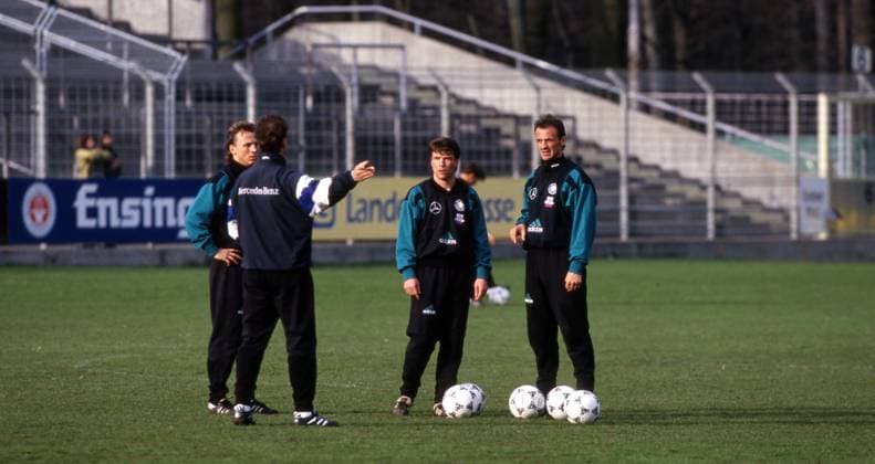 22.03.94 DFB Training Deutschland, Stuttgart, 22.03.1994, Fussball, DFB Deutschland Training in Suttgart: v.l. Andreas Thom, Rainer Bonhof (Co-Trainer), Lothar Matthäus, Jürgen Kohler. *** 22 03 94 DFB Training Germany, Stuttgart, 22 03 1994, Soccer, DFB Germany Training in Suttgart f l Andreas Thom, Rainer Bonhof Co Trainer , Lothar Matthäus, Jürgen Kohler
