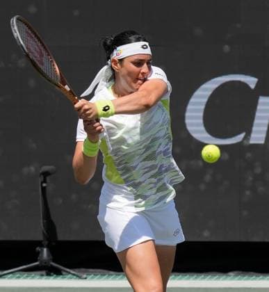 April 7, 2023: Ons Jabeur (TUN) defeated Anna Kalinskaya 6-0, 4-1 (ret), at the Credit One Charleston Open being played at Family Circle Tennis Center in Charleston, South Carolina USA Tennisclix Cal Media Charleston USA - ZUMAc04_ 20230407_zaf_c04_016 Copyright: xLesliexBillmanx