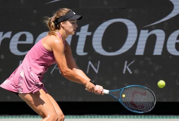 April 7, 2023: Anna Kalinskaya loses to Ons Jabeur (TUN), 6-0, 4-1 (ret) at the Credit One Charleston Open being played at Family Circle Tennis Center in Charleston, South Carolina, {USA} Tennisclix Cal Media Charleston USA - ZUMAc04_ 20230407_zaf_c04_005 Copyright: xLesliexBillmanx