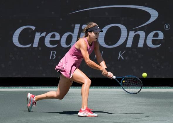 April 7, 2023: Anna Kalinskaya loses to Ons Jabeur (TUN), 6-0, 4-1 (ret) at the Credit One Charleston Open being played at Family Circle Tennis Center in Charleston, South Carolina, {USA} Tennisclix Cal Media Charleston USA - ZUMAc04_ 20230407_zaf_c04_010 Copyright: xLesliexBillmanx