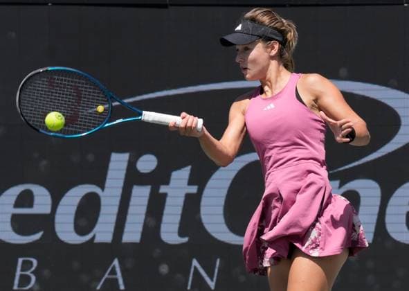 April 7, 2023: Anna Kalinskaya loses to Ons Jabeur (TUN), 6-0, 4-1 (ret) at the Credit One Charleston Open being played at Family Circle Tennis Center in Charleston, South Carolina, {USA} Tennisclix Cal Media Charleston USA - ZUMAc04_ 20230407_zaf_c04_012 Copyright: xLesliexBillmanx