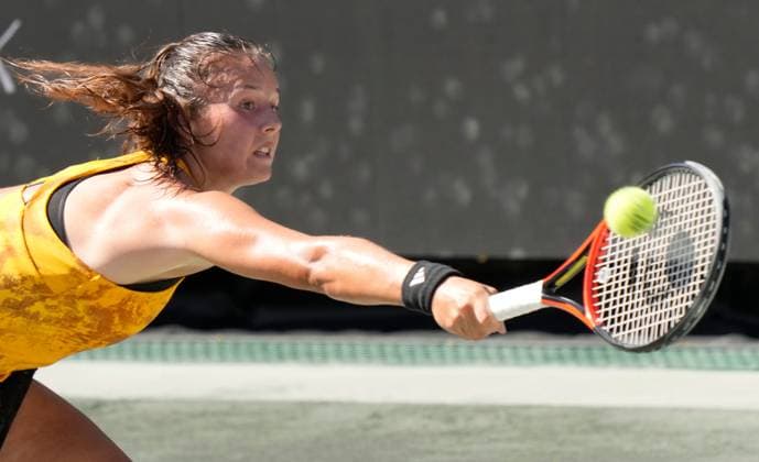 April 7, 2023: Daria Kasatkina (RUS) defeated Madison Keys (USA) 7-6, 4-6, 6-2, at the Credit One Charleston Open being played at Family Circle Tennis Center in Charleston, South Carolina USA Tennisclix Charleston USA - ZUMAc04_ 20230407_zaf_c04_020 Copyright: xLesliexBillmanx