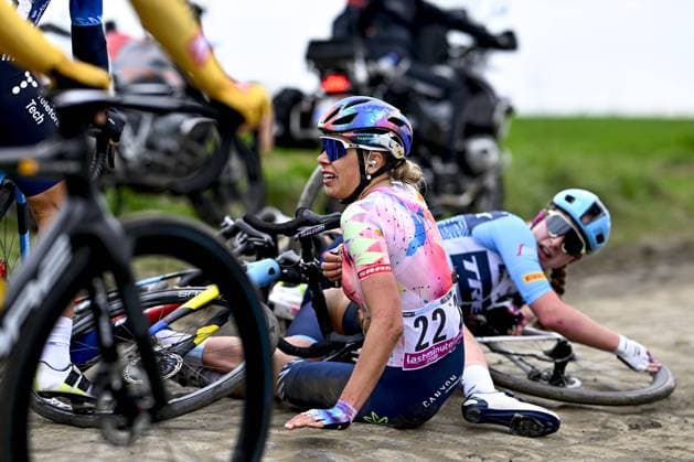 Bilder des Jahres 2023, Sport 04 April Sport Themen der Woche KW14 British Elynor Backstedt of Trek-Segafredo and Belgian Shari Bossuyt of Canyon-SRAM pictured in action during the third edition of the women elite race of the Paris-Roubaix cycling event, 145,4 km from Denain to Roubaix, France on Saturday 08 April 2023. JASPERxJACOBS  x64391814x