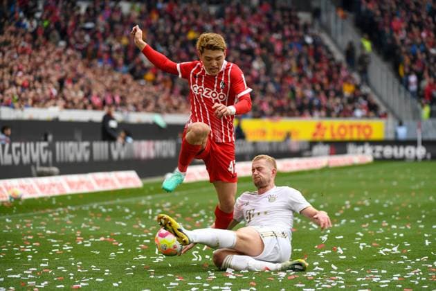 Bilder des Jahres 2023, Sport 04 April Sport Themen der Woche KW14 Fussball 1. Bundesliga 27. Spieltag - 22 23 - SC Freiburg vs. FC Bayern Muenchen - 08-04-2023 Matthijs de Ligt (FC Bayern Muenchen 4) im Zweikampf mit Ritsu Doan (SC Freiburg 42). Fussball 1. Bundesliga: SC Freiburg vs. FC Bayern Muenchen am Samstag, den 08. April 2023 im Europa-Park Stadion in Freiburg im Breisgau DFL REGULATIONS PROHIBIT ANY USE OF PHOTOGRAPHS AS IMAGE SEQUENCES AND OR QUASI-VIDEO. *** Football 1 Bundesliga 27 Matchday 22 23 SC Freiburg vs FC Bayern Muenchen 08 04 2023 Matthijs de Ligt FC Bayern Muenchen 4 in duel with Ritsu Doan SC Freiburg 42 Football 1 Bundesliga SC Freiburg vs FC Bayern Muenchen on Saturday, 08 April 2023 at Europa Park Stadium in Freiburg im Breisgau DFL REGULATIONS PROHIBIT ANY USE OF PHOTOGRAPHS AS IMAGE SEQUENCES AND OR QUASI VIDEO Copyright: xBEAUTIFULxSPORTS GerdxGruendlx