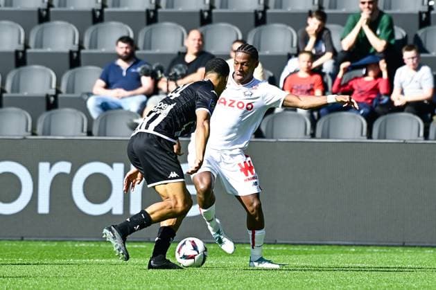 Jonathan David ( 9 - Lille ) - Valery Yan ( 94 - Angers ) - FOOTBALL : Angers vs Lille - Ligue 1 - 08 04 2023 FedericoPestellini Panoramic 