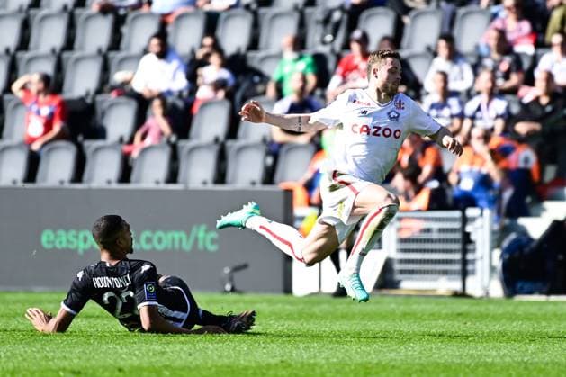 Gabriel GUDMUNDSSON ( 5 - Lille ) - Hountondji Cedric ( 22 - Angers ) - FOOTBALL : Angers vs Lille - Ligue 1 - 08 04 2023 FedericoPestellini Panoramic 