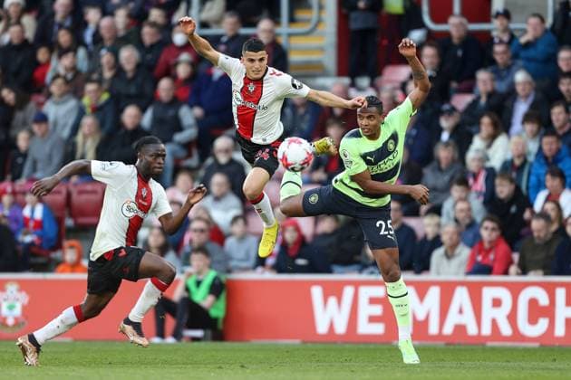 Bilder des Jahres 2023, Sport 04 April Sport Themen der Woche KW14 Sport Bilder des Tages Southampton v Man City 8 April 2023, Southampton - Premier League Football - Southampton v Manchester City - Mohamed Elyounooussi of Southampton and Manuel Akanji of Manchester City - Photo: Charlotte Wilson Offside. Southampton UK *** Southampton gegen Man City 8. April 2023, Southampton Premier League Fußball Southampton gegen Manchester City Mohamed Elyounooussi von Southampton und Manuel Akanji von Manchester City Foto Charlotte Wilson Abseits Southampton UK  Copyright: xCharlottexWilsonx xOffsidexOffside
