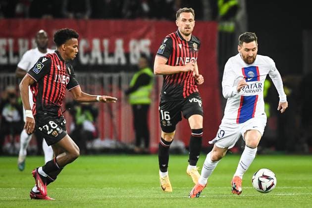 Sport Bilder des Tages April 8, 2023, Nice, France, France: Hicham BOUDAOUI of Nice, Aaron RAMSEY of Nice and Lionel (Leo) MESSI of PSG during the Ligue 1 match between OGC Nice and Paris Saint-Germain (PSG) at Allianz Riviera Stadium on April 08, 2023 in Nice, France. Nice France - ZUMAm308 20230408_zsp_m308_019 Copyright: xMatthieuxMirvillex