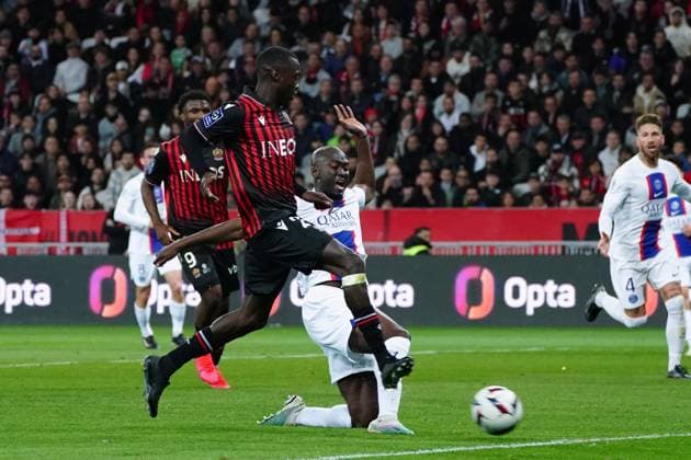Nicolas Pepe (OGC Nice) - Danilo Pereira (Paris SG) FOOTBALL : OGC Nice vs Paris SG - Ligue 1 Uber Eats - Nice - 08 04 2023 NorbertScanella Panoramic 