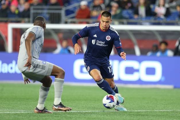April 8, 2023; Foxborough, MA, USA; New England Revolution forward Bobby Wood (17) defended by CF MontrÅ½al defender Kamal Miller (3) during an MLS, Fussball Herren, USA match between CF Montreal and New England Revolution. CSM Foxborough United States - ZUMAc04_ 20230408_zaf_c04_066 Copyright: xAnthonyxNesmithx