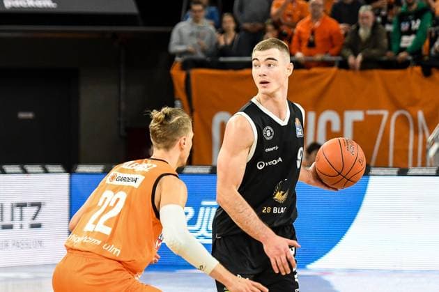 GER, BBL, ratiopharm Ulm vs Veolia Towers Hamburg 09 04 2023, ratiopharm arena, New Ulm, GER, BBL, ratiopharm Ulm vs Veolia Towers Hamburg, in picture Thomas Klepeisz Ulm, 22 , Ziga Samar Hamburg, 9 nordphotoxGmbHx xHafner nph00200