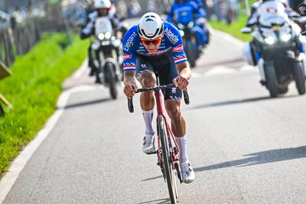 Sport Themen der Woche KW14 Roubaix, France - April 9 : Van Der Poel Mathieu (NLD) of Alpecin-Deceuninck during the UCI World Tour 120th Paris Roubaix cycling race with start in Compiegne and finish at the Velodrome Andre-Petrieux in Roubaix on April 09, 2023 in Roubaix, France, 09 04 2023 ( Motordriver Kenny Verfaillie - Paris Roubaix 2023 UCI World Tour Cycling Race PhotoNews Panoramic 