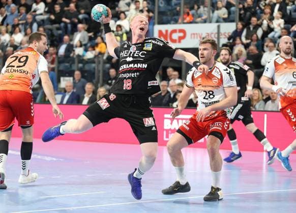 Bilder des Jahres 2023, Sport 04 April Sport Themen der Woche KW14 09.04.2023 - Handball - 1. Bundesliga LIQUI MOLY HBL - Saison 2022 2023 - 26. Spieltag: HC Erlangen Metropolregion Nürnberg HCE - ASV Hamm-Westfalen Hamm Westfalen - DaMa - Sebastian Firnhaber (18, HC Erlangen HCE ) Andreas Bornemann (28, ASV Hamm-Westfalen ) *** 09 04 2023 Handball 1 Bundesliga LIQUI MOLY HBL Season 2022 2023 26 Matchday HC Erlangen Nuremberg Metropolitan Region HCE ASV Hamm Westfalen Hamm Westfalen DaMa Sebastian Firnhaber 18, HC Erlangen HCE Andreas Bornemann 28, ASV Hamm Westfalen
