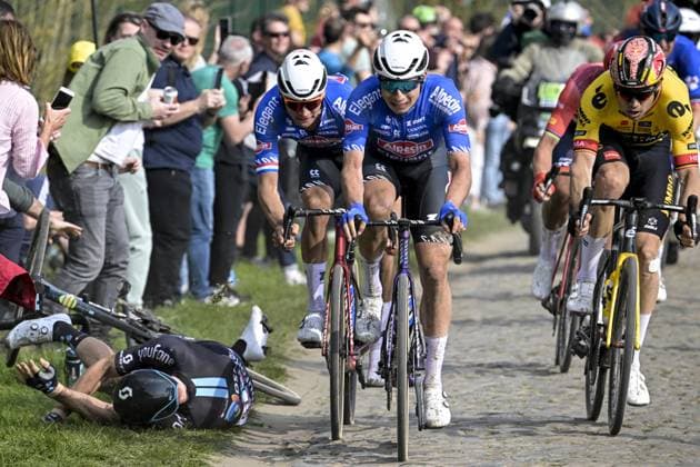 Sport Themen der Woche KW14 Sport Bilder des Tages Radsport, Paris - Roubaix, Sturz von John Degenkolb German John Degenkolb of Team DSM, Dutch Mathieu van der Poel of Alpecin-Deceuninck, Belgian Jasper Philipsen of Alpecin-Deceuninck and Belgian Wout van Aert of Team Jumbo-Visma pictured in action during the men s elite race of the Paris-Roubaix cycling event, 256,6km from Compiegne to Roubaix, France on Sunday 09 April 2023. POOLxBERNARDxPAPON  x64446127x