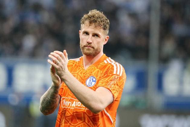 09.04.2023, xtvx, Fussball 1.Bundesliga, TSG 1899 Hoffenheim - FC Schalke 04 emspor, v.l. Ralf Faehrmann (FC Schalke 04) bedankt sich bei den Fans, applauds the fans nach dem Spiel, after the match (DFL DFB REGULATIONS PROHIBIT ANY USE OF PHOTOGRAPHS as IMAGE SEQUENCES and or QUASI-VIDEO) Sinsheim *** 09 04 2023, xtvx, football 1 Bundesliga, TSG 1899 Hoffenheim FC Schalke 04 emspor, v l Ralf Faehrmann FC Schalke 04 thanks the fans, applauds the fans after the match DFL DFB REGULATES PROHIBIT ANY USE OF PHOTOGRAPHS as IMAGE SEQUENCES and or QUASI VIDEO Sinsheim
