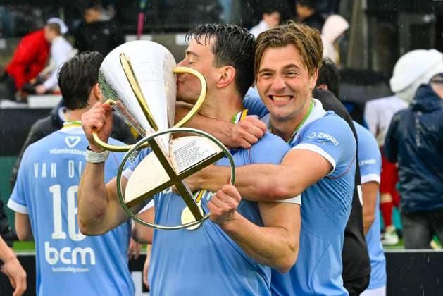 Bilder des Jahres 2023, Sport 04 April Sport Themen der Woche KW15 Sport Bilder des Tages AMSTELVEEN, 10-04-2023, Wagener Stadion, Euro Hockey League 2023 Men. Tim Swaen and Jorrit Croon with the EHL trophy. Bloemendaal - Rot-Weiss Koln  x20500677x Copyright: