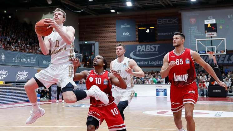 Sport Themen der Woche KW15 Sport Bilder des Tages v. li. Ognjen Jaramaz (FC Bayern Muenchen, 10), OShowen Williams (Wuerzburg Baskets, 10), Niklas Wimberg (FC Bayern Muenchen, 17) und Filip Stanic (Wuerzburg Baskets, 65), 10.04.2023, Basketball, BBL, Wuerzburg Baskets - FC Bayern Muenchen, GER, Wuerzburg, tectake Arena. *** from left Ognjen Jaramaz FC Bayern Muenchen, 10 , OShowen Williams Wuerzburg Baskets, 10 , Niklas Wimberg FC Bayern Muenchen, 17 and Filip Stanic Wuerzburg Baskets, 65 , 10 04 2023, Basketball, BBL, Wuerzburg Baskets FC Bayern Muenchen, GER, Wuerzburg, tectake Arena Copyright: HMBxMedia xHeikoxBecker