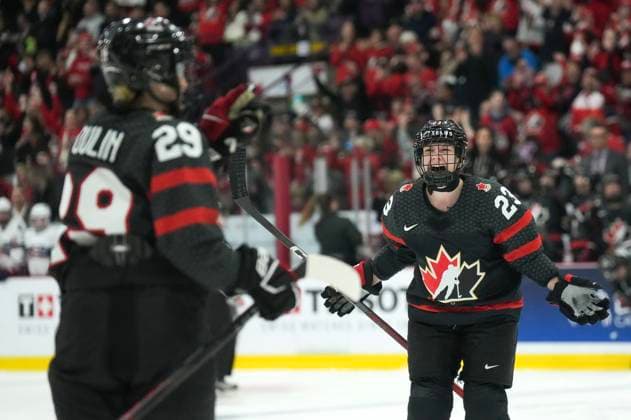 Eishockesy, WM Frauen, USA - Kanada April 10, 2023, BRAMPTON, ON, CANADA: Canada forward Marie-Philip Poulin (29) celebrates her goal with teammate Canada defender Erin Ambrose (23) while playing against the USA during second period IIHF Women s World Hockey Championship hockey action in Brampton, Ont., on Monday, April 10, 2023. Canada News - April 10, 2023  - ZUMAc35_ 20230410_zaf_c35_040 Copyright: xNathanxDenettex