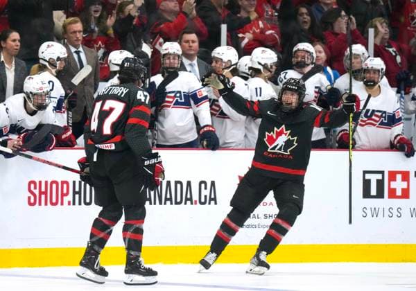 Eishockesy, WM Frauen, USA - Kanada April 10, 2023, BRAMPTON, ON, CANADA: Canada forward Jamie Lee Rattray (47) celibates with teammate Brianne Jenner (19) after defeating the USA in a shootout during IIHF Women™s World Hockey Championship hockey action in Brampton, Ont., on Monday, April 10, 2023. Canada News - April 10, 2023  - ZUMAc35_ 20230410_zaf_c35_048 Copyright: xNathanxDenettex