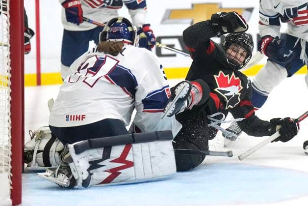 Eishockesy, WM Frauen, USA - Kanada April 10, 2023, BRAMPTON, ON, CANADA: Canada forward Marie-Philip Poulin (29) gets tripped into USA goaltender Aerin Frankel (31) during forth period overtime IIHF Women s World Hockey Championship hockey action in Brampton, Ont., on Monday, April 10, 2023. Canada News - April 10, 2023  - ZUMAc35_ 20230410_zaf_c35_053 Copyright: xNathanxDenettex