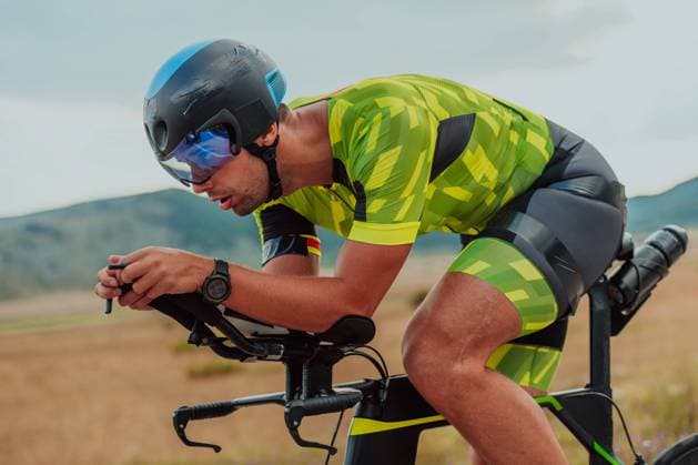 Close up photo of an active triathlete in sportswear and with a protective helmet riding a bicycle. Selective focus Close up photo of an active triathlete in sportswear and with a protective helmet riding a bicycle. Selective focus. (License=RF) 19770800 ,model released, Symbolfoto Copyright: xZoonar.com benisxarapovicx 19770800 ,model released, Symbolfoto ,property released