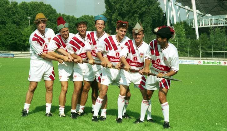 10.09.94 VfB Stuttgart Deutschland, Stuttgart, 10.09.1994, Fussball, Bundesliga, VfB Stuttgart: Spieler mit einer Lanze und Mittelalter Hüten v.l. Thomas Strunz, Thomas Schneider, Marc Kienle, Fredi Bobic, Andreas Buck, Günther Schäfer, Gerhard Poschner. *** 10 09 94 VfB Stuttgart Germany, Stuttgart, 10 09 1994, football, Bundesliga, VfB Stuttgart players with a lance and medieval hats f l Thomas Strunz, Thomas Schneider, Marc Kienle, Fredi Bobic, Andreas Buck, Günther Schäfer, Gerhard Poschner