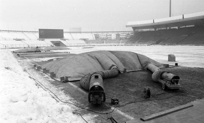 22.01.82 VfB Stuttgart Neckarstadion Deutschland, Stuttgart, 22.01.1982, Fussball, Bundesliga, VfB Stuttgart, Neckarstadion: Rasenheizung. *** 22 01 82 VfB Stuttgart Neckarstadion Germany, Stuttgart, 22 01 1982, football, Bundesliga, VfB Stuttgart, Neckarstadion lawn heating