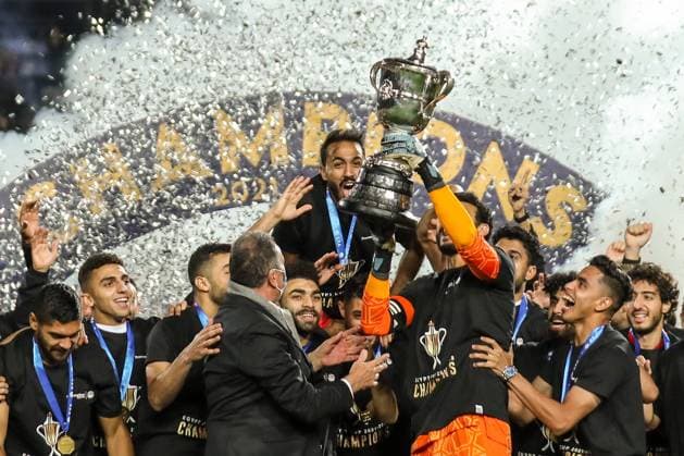 Bilder des Jahres 2023, Sport 04 April Sport Themen der Woche KW15 Sport Bilder des Tages Al Ahly SC v Pyramids FC-Egyptian Cup Final The moment the cup is lifted from (1) Mohamed El-Shenawy Captain Al-Ahly with the legend and club president Mahmoud El Khatib during crowned Al Ahly champions of the 2021-2022 Egypt Cup following the Egypt Cup final match between Al Ahly SC and Pyramids FC at the Cairo International Stadium in Cairo, Egypt on 11 April 2023. Cairo Egypt  Copyright: xAymanxArefx originalFilename:aref-notitle230411_npjuu.jpg