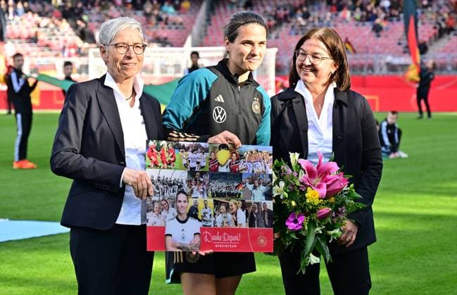 Sport Themen der Woche KW15 Sport Bilder des Tages 11.04.2023 - Fussball Frauenfussball - Freundschaftsspiel : Deutschland gg Brasilien - Sportfoto Zink xwoxzix - Verabschiedung Dzsenifer Marozsan (10, Deutschland ) *** 11 04 2023 football womens soccer friendly match Germany gg Brazil sports photo zinc xwoxzix farewell Dzsenifer Marozsan 10, Germany