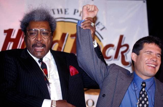 Archivbilder der Woche SPORT KW15 MEX BOX CHAVEZ MEXICAN BOXING 1993: Action file photo of boxing promoter Don King, with mexican boxer Julio Cesar Chavez during a press conference, PK, Pressekonferenz Foto de accion de archivo del promotor de boxeo Don King, con el peleador mexicano Julio Cesar Chavez durante una conferencia de prensa. MEXSPORT DAVID HERNANDEZ MEXICO DF DF Mexico  Copyright: xDAVIDxHERNANDEZx 149392P MEX BOX CHAVEZ74