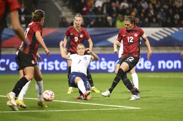 Sinclair Christine (Can) vs Sakina Karchaoui (Fra) FOOTBALL : France vs Canada - Match Amical - 11 04 2023 JBAutissier Panoramic 