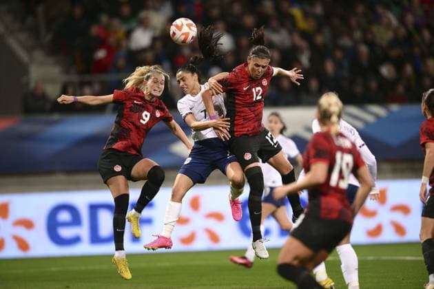 Sakina Karchaoui (Fra) vs Jordyn Huitema (Can) Sinclair Christine (Can) FOOTBALL : France vs Canada - Match Amical - 11 04 2023 JBAutissier Panoramic 