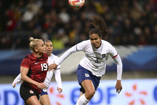 Wendie Renard (Fra) vs Adriana Leon (Can) FOOTBALL : France vs Canada - Match Amical - 11 04 2023 JBAutissier Panoramic 