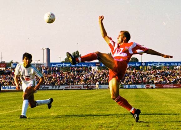 RECORD DATE NOT STATED Aus DFB Pokal 1991 92 3. Runde VfL Wolfsburg - VfB Stuttgart 1:3 am 04.09.1991. Im Foto: VfB Spieler gegen Michael Geiger *** From DFB Cup 1991 92 3 round VfL Wolfsburg VfB Stuttgart 1 3 on 04 09 1991 In photo VfB player against Michael Geiger