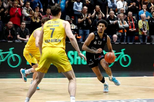 11 04 2023, easyCredit Basketball Bundesliga, BBL, season 2022 2023, men, Niners Chemnitz Alba Berlin, 13, Jason George, Niners Chemnitz, 7, Yanni Wetzell, Alba Berlin Chemnitz Messe Chemnitz Sachsen Germany