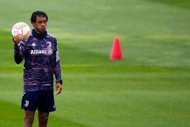 Juventus FC training Juan Cuadrado of Juventus FC holds the ball during Juventus FC training on the eve of the UEFA Europa League quarterfinal first leg football match between Juventus FC and Sporting CP. Turin Italy Copyright: xNicolòxCampox