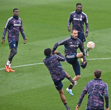 April 12, 2023, Turin, Italy: Juventus Leonardo Bonucci and Juan Cuadrado in action during the training session on the eve of the UEFA Europa League quarter final match Juventus FC -Sporting Clube de Portugal at the JTC Continassa, Turin, Italy, 12 April 2023. ANSA ALESSANDRO DI MARCO Turin Italy - ZUMAa110 20230412_zaf_a110_017 Copyright: xAlessandroxDixMarcox