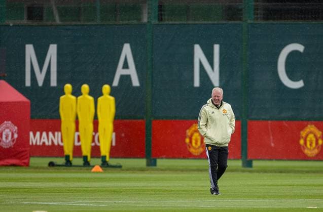 Football - UEFA Europa League - Quarter-Final 1st Leg - Manchester United, ManU FC v Sevilla FC - MD-1 MANCHESTER, ENGLAND - Wednesday, April 12, 2023: Manchester United s assistant manager Steve McClaren during a training session at Carrington Training Ground ahead of the UEFA Europa League Quarter-Final 1st Leg match between Manchester United FC and Sevilla FC. MANCHESTER Carrington Training Ground GREATER MANCHESTER ENGLAND  Copyright: xDavidxRawcliffex P2023-04-12-Man_Utd_Sevilla_MD-1