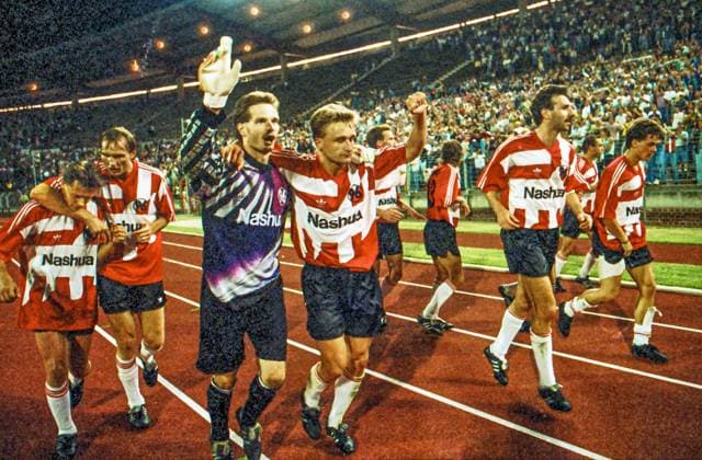 RECORD DATE NOT STATED Aus 2. Bl. Saison 1991 92 Hannover 96 - St. Pauli 1:0 am 21.08.1991. Im Foto: Spielende - 96 als Sieger mit Stadionrunde mit v. li. Freund Wojcicki TW Jörg Sievers und Sirocks sowie Klütz Kretzschmar Steubing Surmann und Torschütze Weiland *** From 2 Bl season 1991 92 Hannover 96 St Pauli 1 0 on 21 08 1991 In photo end of game 96 as winner with stadium round with v li friend Wojcicki TW Jörg Sievers and Sirocks as well as Klütz Kretzschmar Steubing Surmann and scorer Weiland