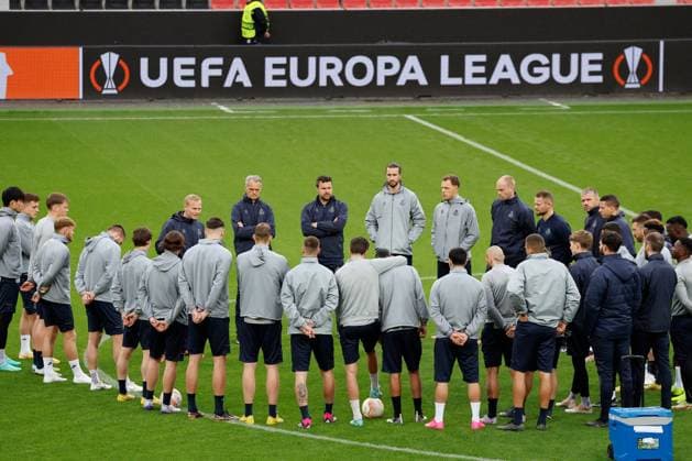 LEVERKUSEN, BELGIUM - APRIL 12 : Geraerts Karel head coach of Union St-Gilloise talking to the group pictured during a training session the day before the UEFA Europa League Quarter-finals, 1st leg match between Leverkusen and Union SG at the BayArena on April 12, 2023 in Leverkusen, Belgium, 12 04 2023 ( Leverkusen v Union SG - UEFA Europa League - media activities PhotoNews Panoramic 