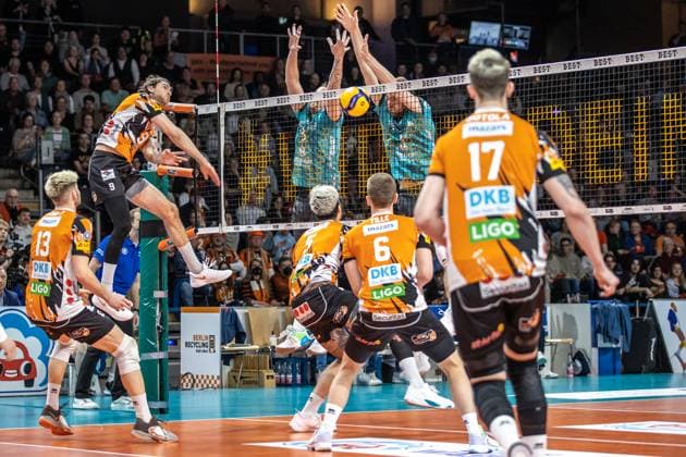 Sport Themen der Woche KW15 Sport Bilder des Tages 12.04.23, Berlin, Volleyball: 1.Bundesliga, Maenner, Playoff, Halbfinale, 1. Spieltag, BR Volleys - SWD powervolleys Dueren, Max-Schmeling-Halle. Berlins Timothee Carle spielt den Ball über das Netz. BR Volleys - SWD powervolleys Dueren *** 12 04 23, Berlin, Volleyball 1 Bundesliga, men, playoff, semifinal, 1 matchday, BR Volleys SWD powervolleys Dueren, Max Schmeling Halle Berlins Timothee Carle plays the ball over the net BR Volleys SWD powervolleys Dueren