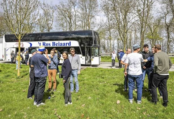 Fußball, EL, Bayer 04 Leverkusen - Royale Union Saint-Gilloise, Fans reisen an LEVERKUSEN, BELGIUM - APRIL 13 : On the road with Royale Union Saint-Gilloise before the UEFA Europa League Quarter-finals, 1st leg match between Leverkusen and Union SG at the BayArena on April 13, 2023 in Leverkusen, Belgium, 13 04 2023 ( PN: Union St-Gilles -Leverkusen PhotoNews Panoramic 