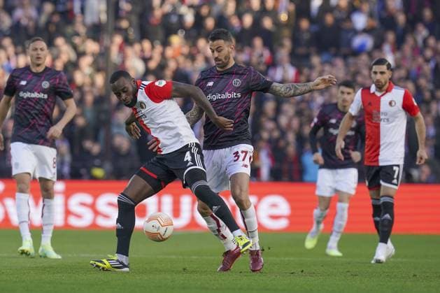 ROTTERDAM, 15-4-2023, Stadium de Kuip, European UEFA Europa League season 2022-2023. Feyenoord - AS Roma. Feyenoord player Lutsharel Geertruida (L) and AS Roma player Leonardo Spinazzola (R) during the game Feyenoord - AS Roma. Feyenoord - AS Roma  x20528081x Copyright: