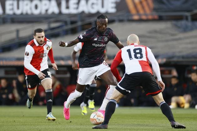 ROTTERDAM - (l-r) Orkun Kokcu of Feyenoord, Tammy Abraham of AS Roma, Gernot Trauner of Feyenoord during the UEFA Europa League quarterfinal match between Feyenoord and AS Roma at Feyenoord Stadion de Kuip on April 13, 2023 in Rotterdam, Netherlands. ANP PIETER STAM DE JONGE UEFA Europa League Quarter-finals, 1st leg 2022 2023 xVIxANPxSportx xxANPxIVx 466932808 originalFilename: 466932808.jpg