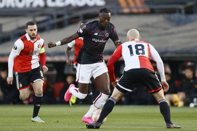 ROTTERDAM - (l-r) Orkun Kokcu of Feyenoord, Tammy Abraham of AS Roma, Gernot Trauner of Feyenoord during the UEFA Europa League quarterfinal match between Feyenoord and AS Roma at Feyenoord Stadion de Kuip on April 13, 2023 in Rotterdam, Netherlands. ANP PIETER STAM DE JONGE UEFA Europa League Quarter-finals, 1st leg 2022 2023 xVIxANPxSportx xxANPxIVx 466932815 originalFilename: 466932815.jpg
