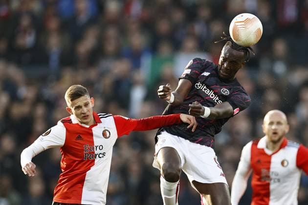 ROTTERDAM - (LR) Sebastian Szymanski of Feyenoord, Tammy Abraham of AS Roma during the UEFA Europa League quarterfinal match between Feyenoord and AS Roma at Feyenoord Stadion de Kuip on April 13, 2023 in Rotterdam, Netherlands. ANP MAURICE VAN STONE UEFA Europa League Quarter-finals, 1st leg 2022 2023 xVIxANPxSportx xxANPxIVx 466933904 originalFilename: 466933904.jpg