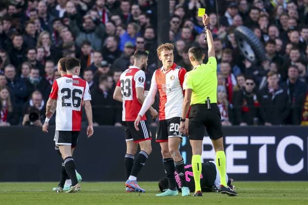 ROTTERDAM, 15-4-2023, Stadium de Kuip, European UEFA Europa League season 2022-2023. Feyenoord - AS Roma. Feyenoord player Mats Wieffer (L) receives yellow card from referee Jose Maria Sanchez (R) during the game Feyenoord - AS Roma. Feyenoord - AS Roma  x20528749x Copyright: