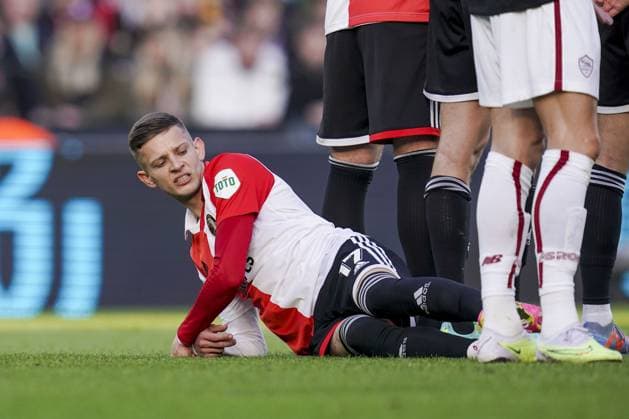 ROTTERDAM, 15-4-2023, Stadium de Kuip, European UEFA Europa League season 2022-2023. Feyenoord - AS Roma. Feyenoord player Sebastian Szymanski is muurligger during the game Feyenoord - AS Roma. Feyenoord - AS Roma  x20528752x Copyright: